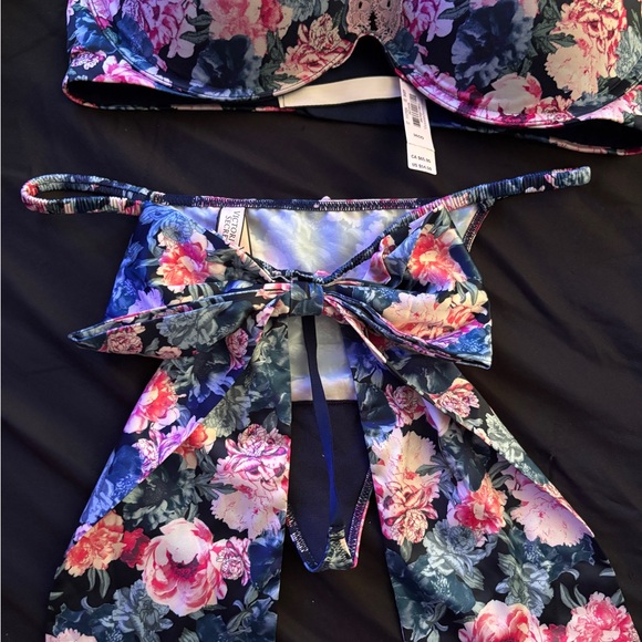 Victoria Secret Bra and Thong Set - Picture 5 of 10